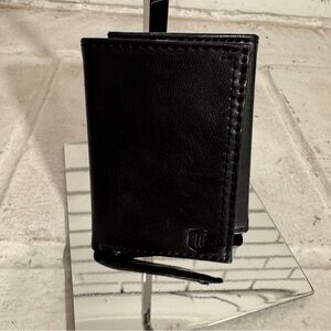 Like new Men’s Wembley black trifold pebbled textured wallet
